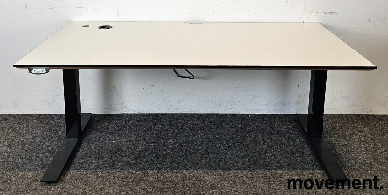 Solgt!Skrivebord med elektrisk hevsenk i - 1 / 4