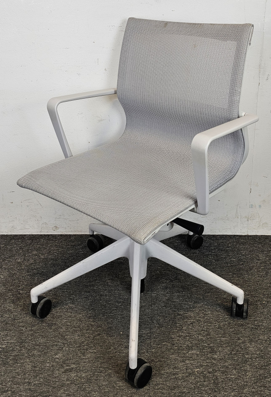 Konferansestol i lyst grå mesh fra