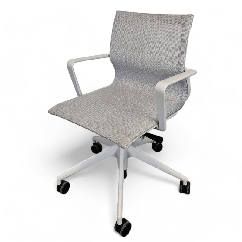 Konferansestol i lyst grå mesh fra