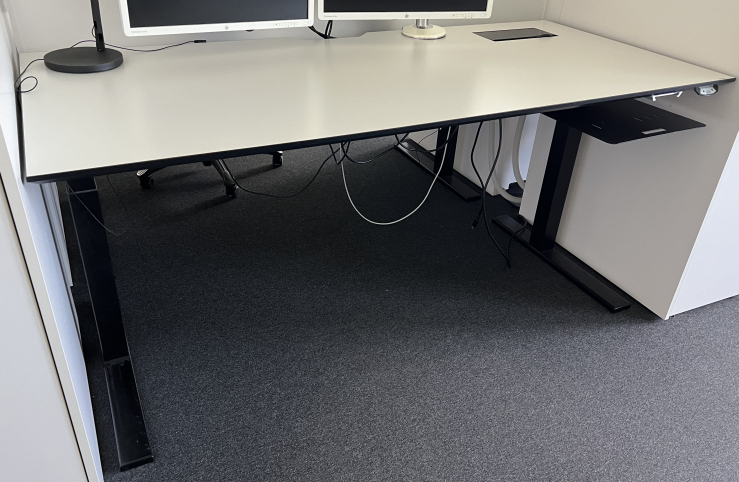 Skrivebord med elektrisk hevsenk i