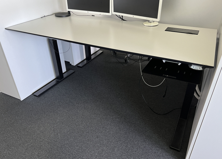 Skrivebord med elektrisk hevsenk i