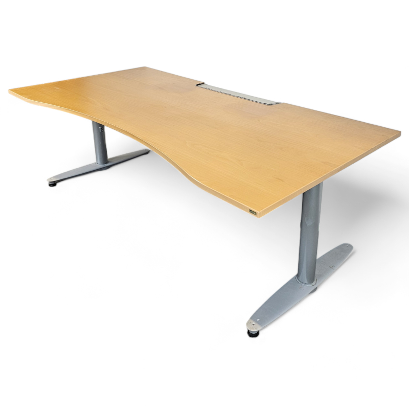 Skrivebord fra Kinnarps i bøk /