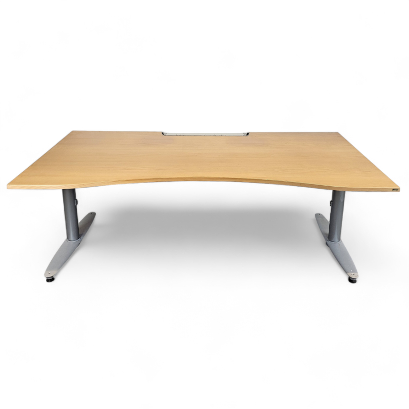 Skrivebord fra Kinnarps i bøk /