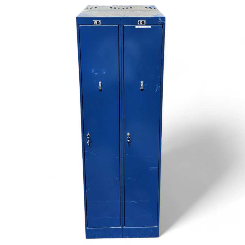 Garderobeskap i blålakkert metall,