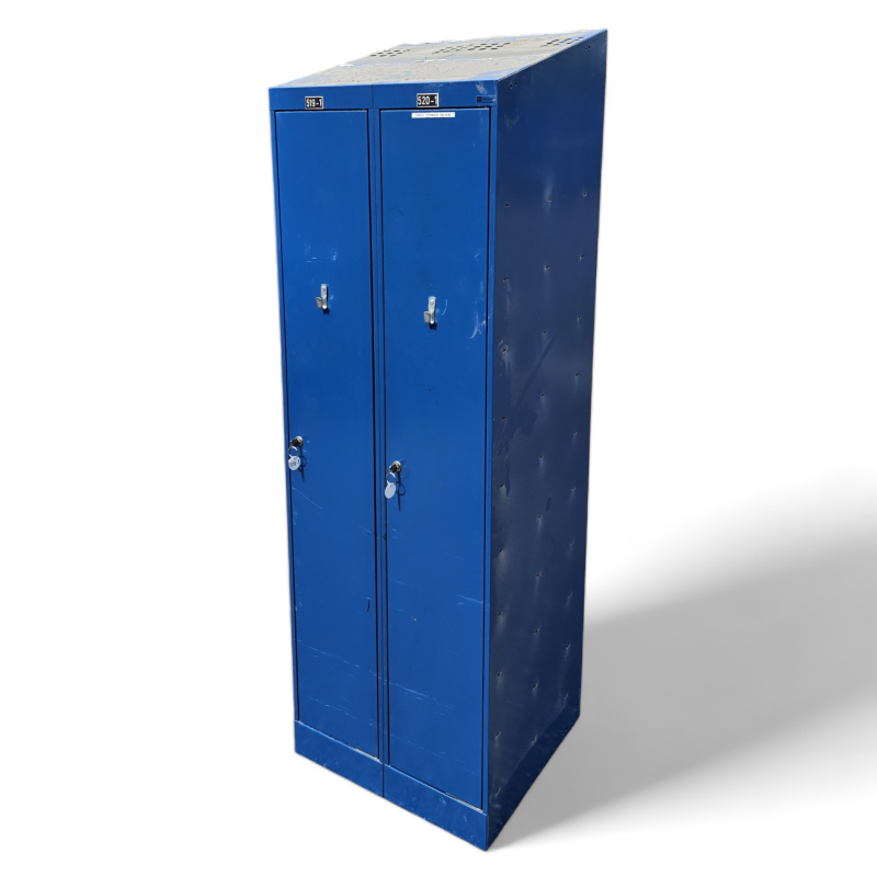 Garderobeskap i blålakkert metall,