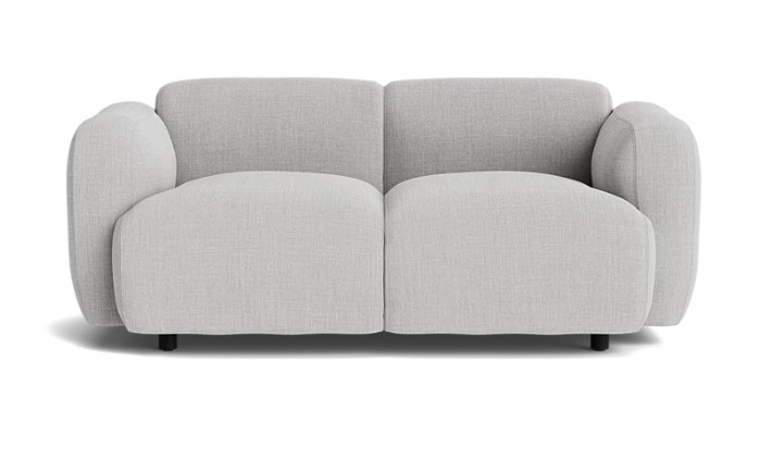 2-seter sofa i lyst grått stoff fra