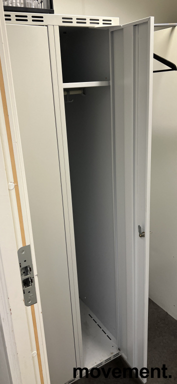 Garderobeskap i lys grå metall fra - 2 / 2