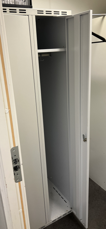 Garderobeskap i lys grå metall fra