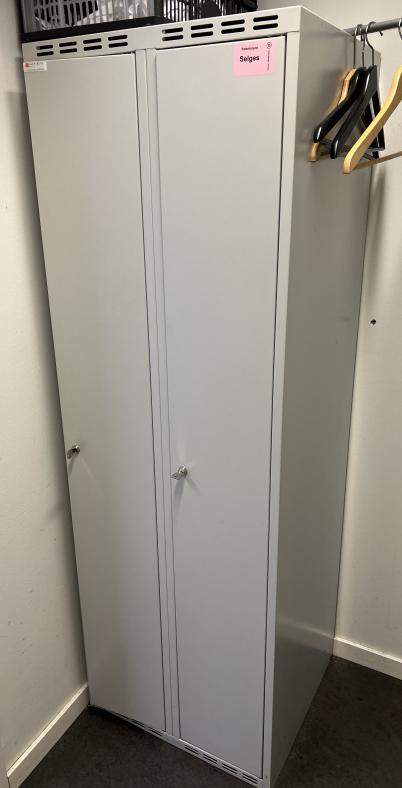 Garderobeskap i lys grå metall fra