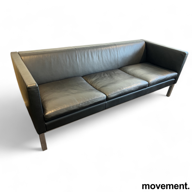 3-seter sofa i sort skinn fra Erik - 1 / 2