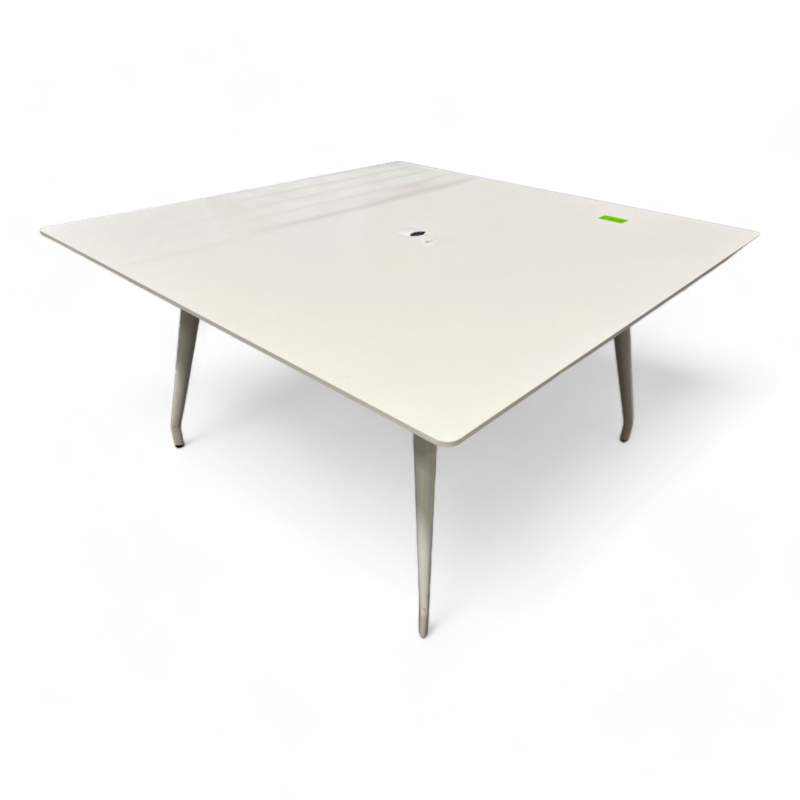 Møtebord i hvitt fra Skandiform,