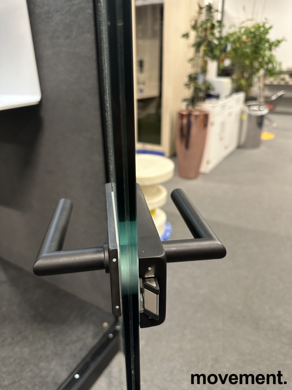 Solgt!Lydisolert telefonkiosk i glass / - 3 / 4