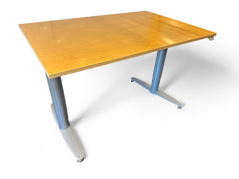 Skrivebord med elektrisk hevsenk