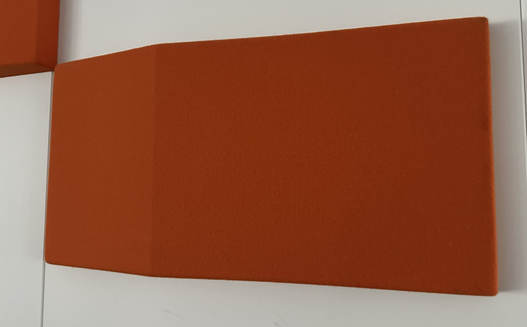 Vegghengt lydabsorbent fra