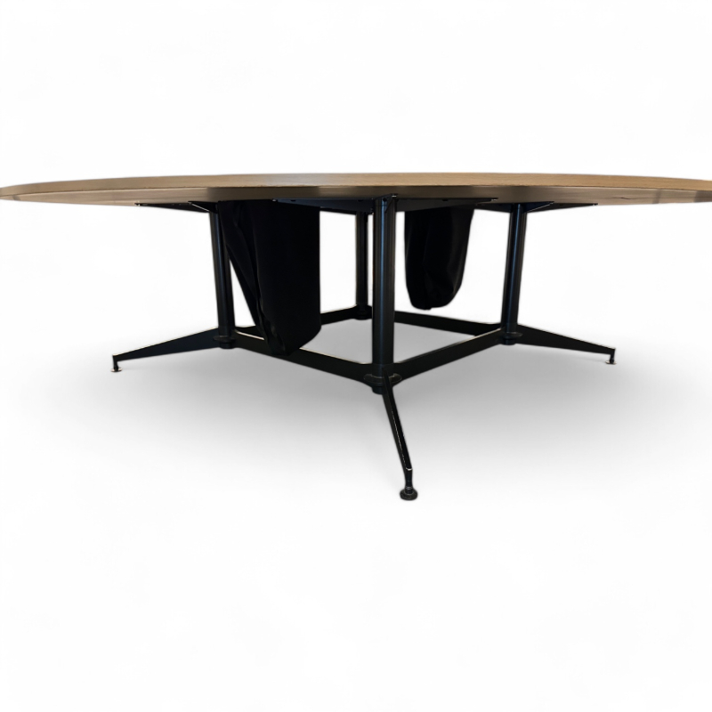 Stort, rundt møtebord fra Holmris i