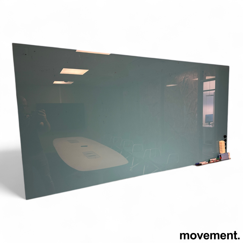 Whiteboard i blått glass fra