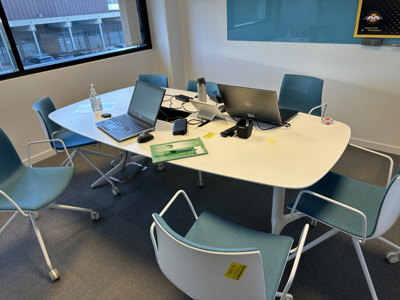 Møtebord i hvitt med hvitt