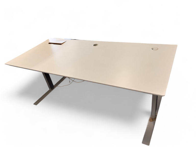 Skrivebord med elektrisk hevsenk i