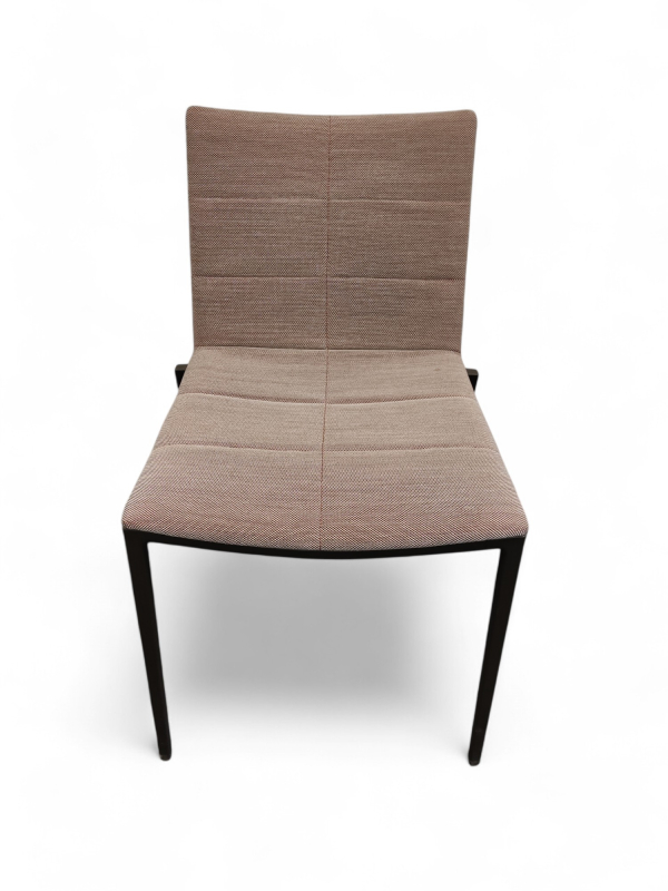 Konferansestol i blek rosa stoff /