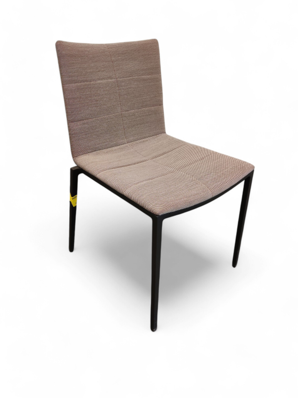 Konferansestol i blek rosa stoff /