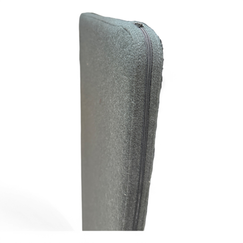 Bordskillevegg i sort stoff fra