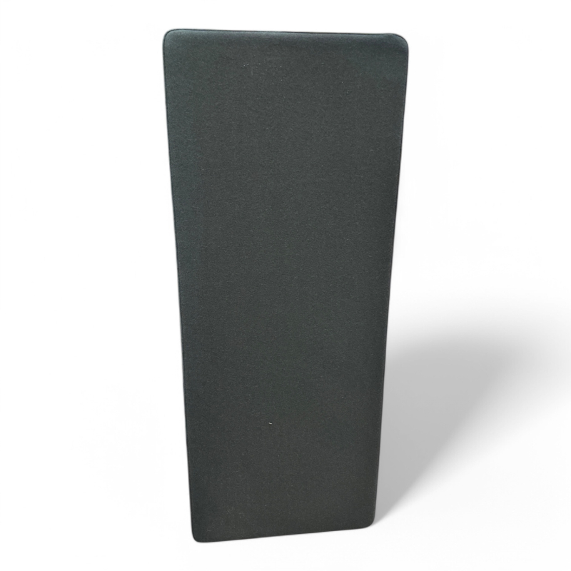 Bordskillevegg i sort stoff fra