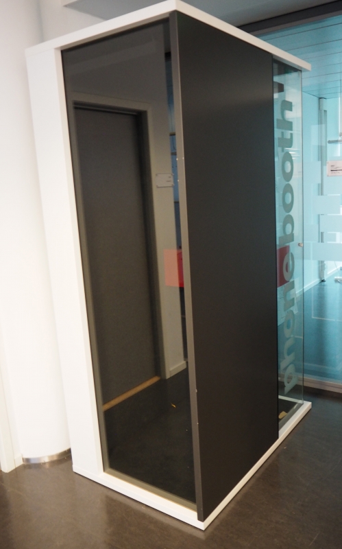 Lydisolert telefonkiosk i glass /