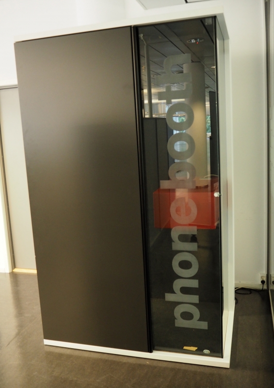 Lydisolert telefonkiosk i glass /