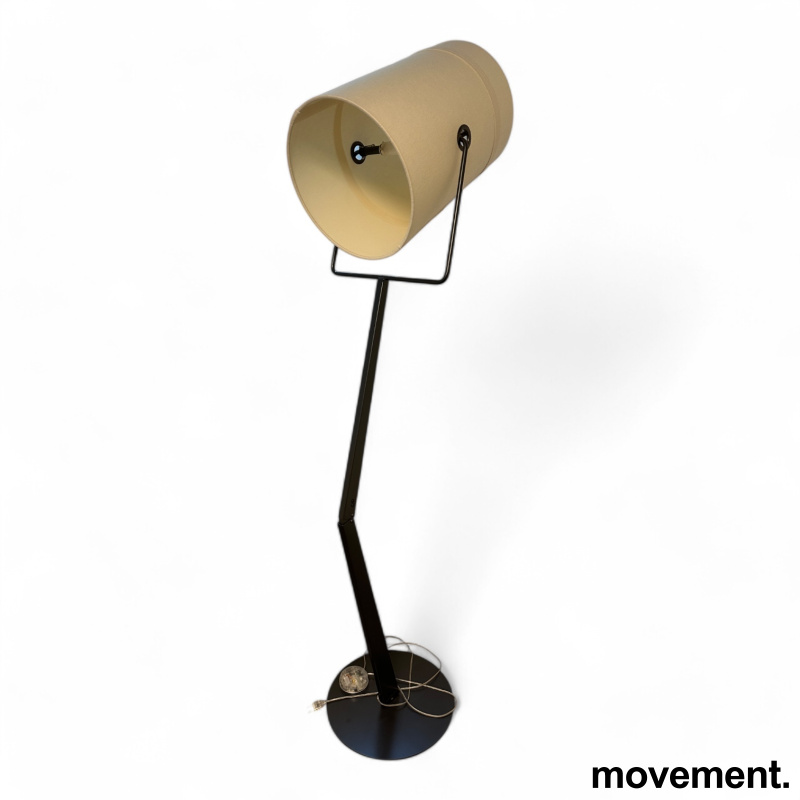 Stålampe i sortlakkert metall / - 1 / 2