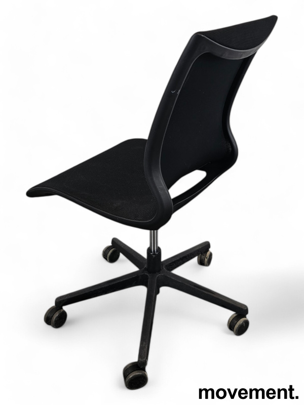 Enkel kontorstol i sort mesh fra - 2 / 3