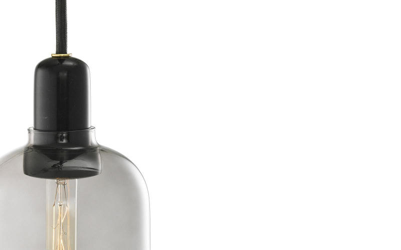 Taklampe i smoke / black fra