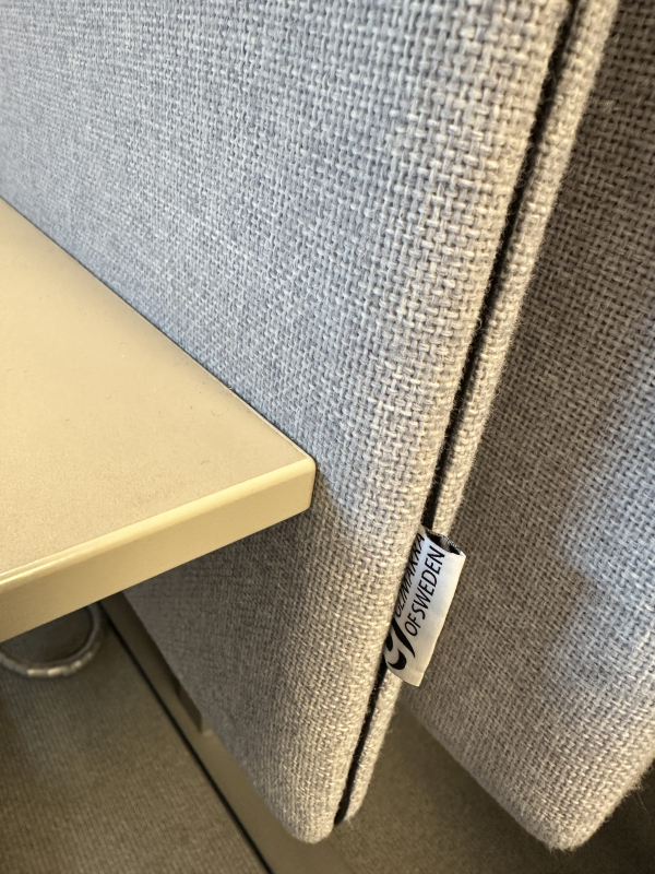 Bordskillevegg i grått stoff med