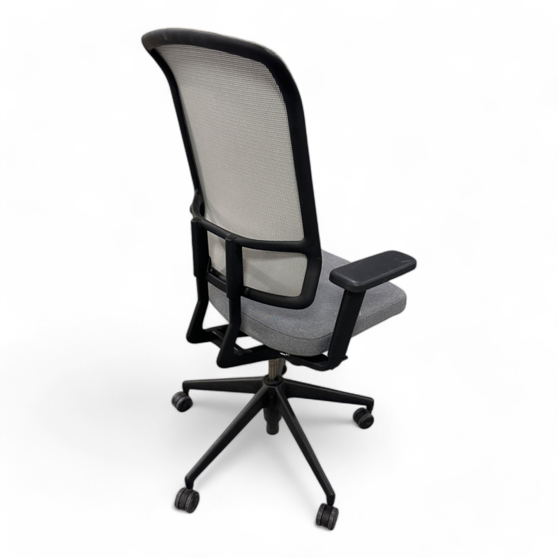 Kontorstol i grått stoff / grå mesh