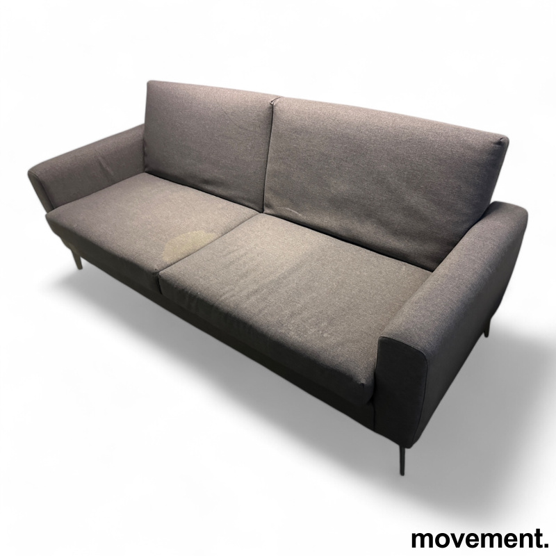 2-seter sofa i mørkt grått stoff, - 2 / 2