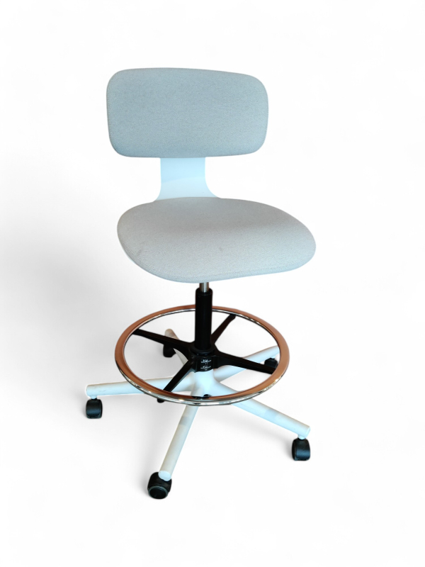 Høy kontorstol i lyst stoff/ krem