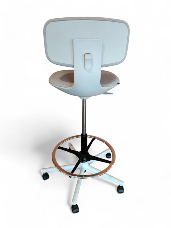 Høy kontorstol i lyst stoff/ krem