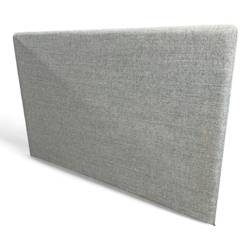 Bordskillevegg i grått stoff med