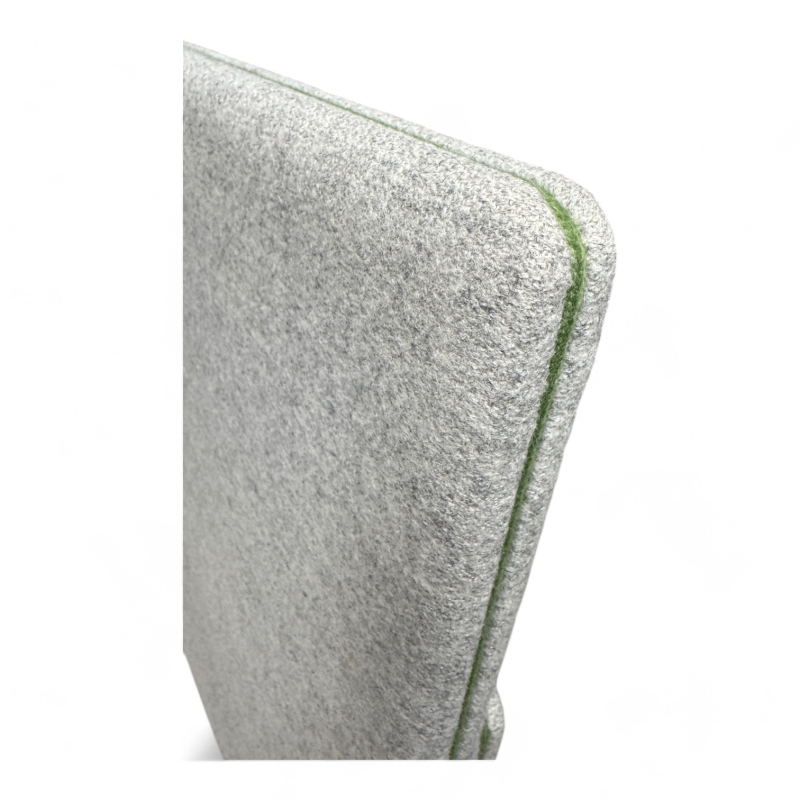 Bordskillevegg i grått stoff med