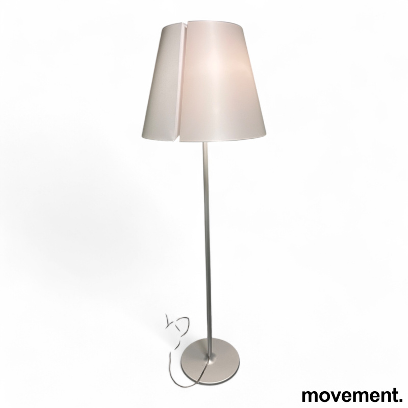 Stålampe / gulvlampe i lys grå / - 1 / 2