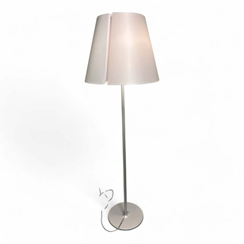 Stålampe / gulvlampe i lys grå /