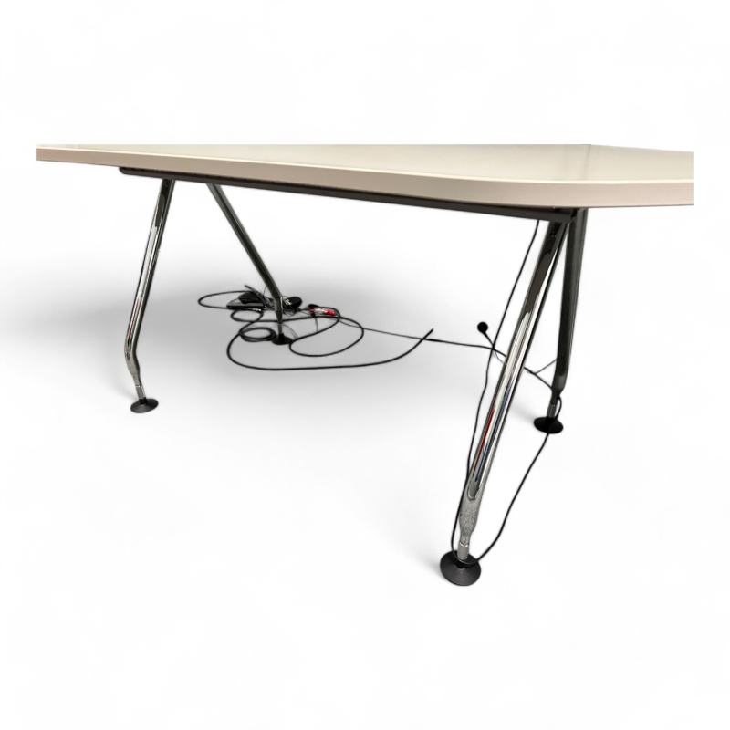 Skrivebord fra Vitra i lys grå, Ad