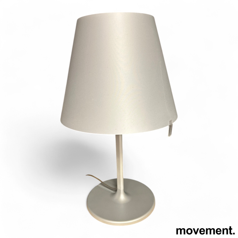Bordlampe i lys grå / aluminium fra - 1 / 2