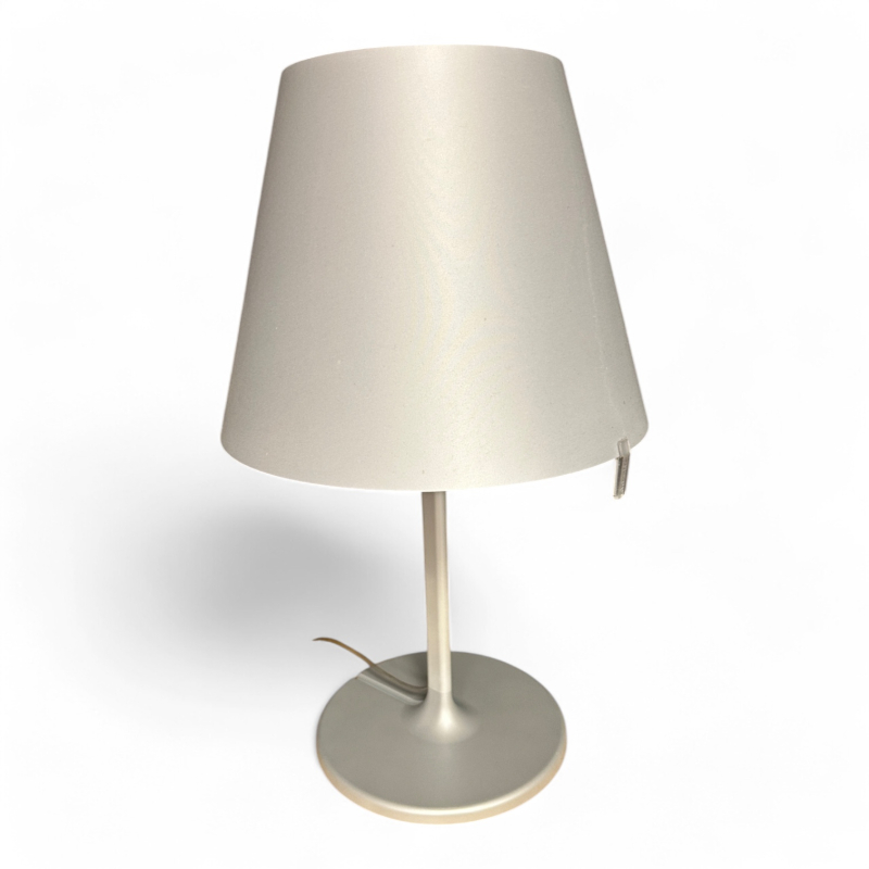 Bordlampe i lys grå / aluminium fra