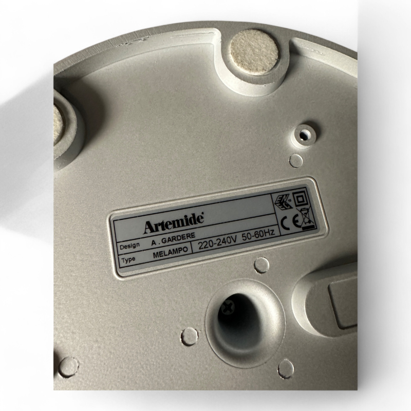 Bordlampe i lys grå / aluminium fra