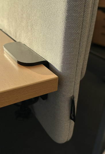 Bordskillevegg i grått stoff fra AJ