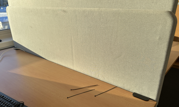 Bordskillevegg i grått stoff fra AJ