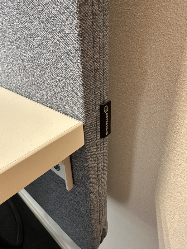 Bordskillevegg / bordskjerm i blått