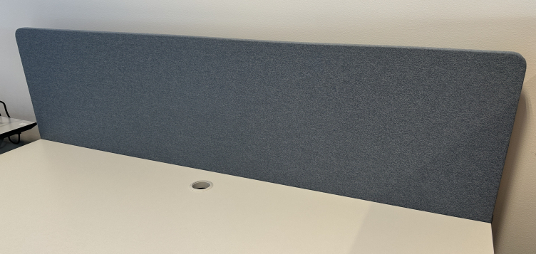 Bordskillevegg / bordskjerm i blått