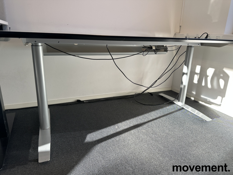 Skrivebord med elektrisk hevsenk i - 2 / 2