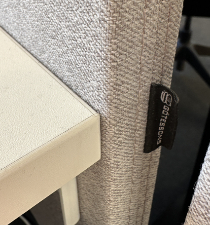 Bordskillevegg / bordskjerm i grått